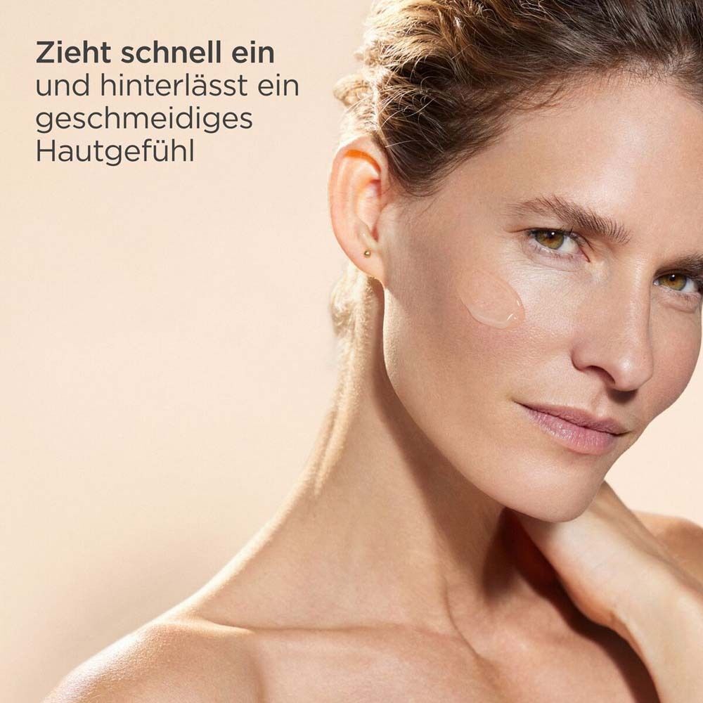 Nahaufnahme einer Frau mit einem Tropfen Serum auf der Wange. Text: "Zieht schnell ein".