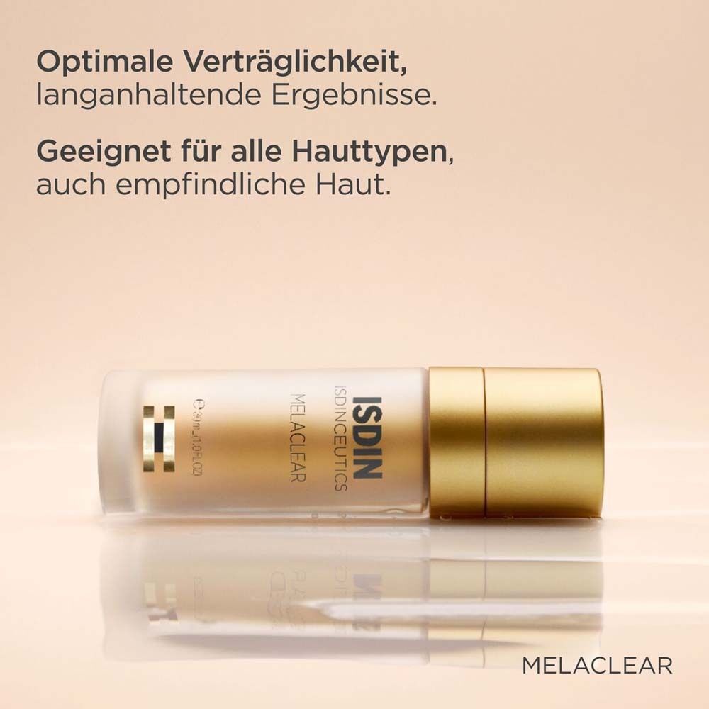 ISDINCEUTICS Melaclear Serum Flasche auf reflektierender Oberfläche. Text: "Optimale Verträglichkeit".