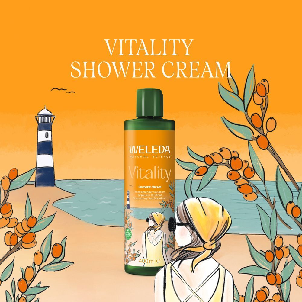 Weleda Vitality Duschcreme Sanddorn Flasche vor einer Küstenszene mit Leuchtturm und Sanddornzweigen.