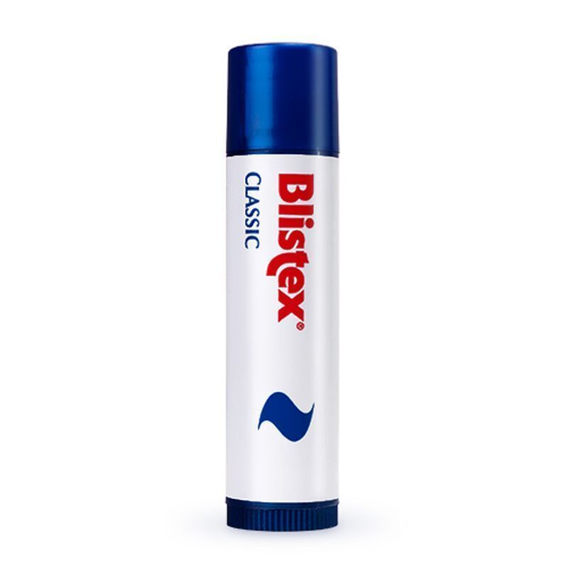 Ein einzelner Blistex Classic Pflegestift. Blauer Deckel, weiße Hülse mit rotem Logo und blauer Welle.