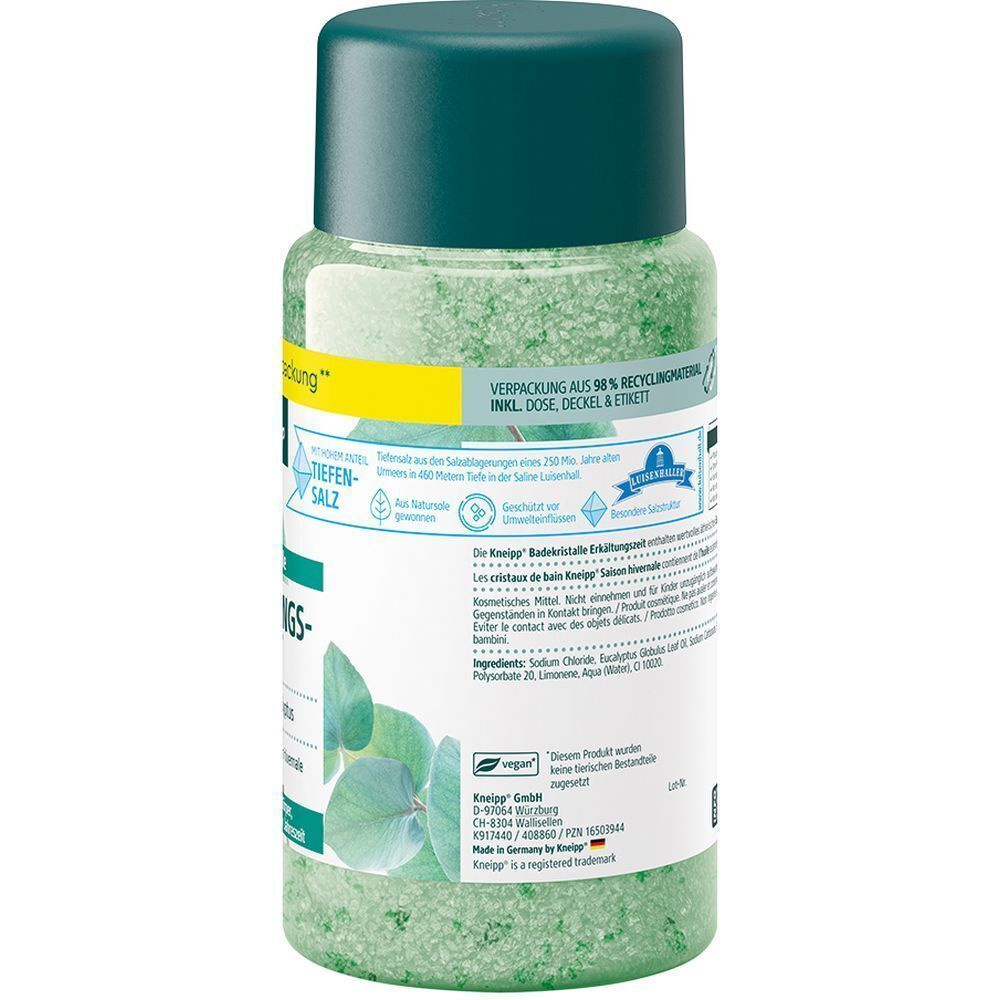 Rückseite einer Flasche Kneipp BadeKristalle Erkältungszeit Eukalyptus mit Produktinformationen.