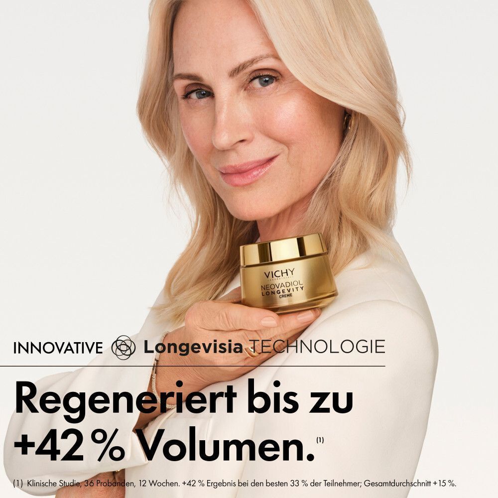 Frau mit Vichy Neovadiol Longevity Pro-Volume Creme, die Volumen für reife Haut verspricht.