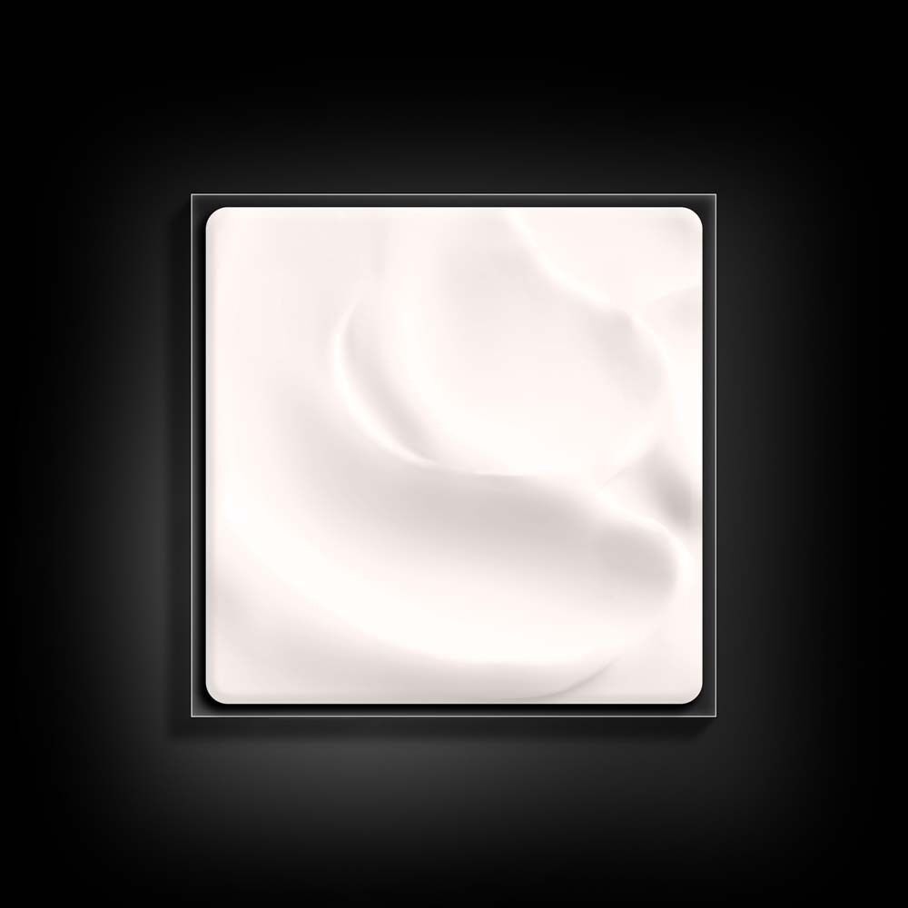 Weiße, seidige Creme in einem rechteckigen Behälter mit schwarzem Rand.