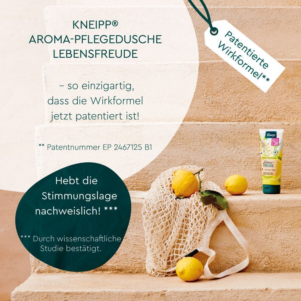Kneipp Aroma-Pflegedusche Lebensfreude Tube neben Zitronen und einem Netzbeutel.