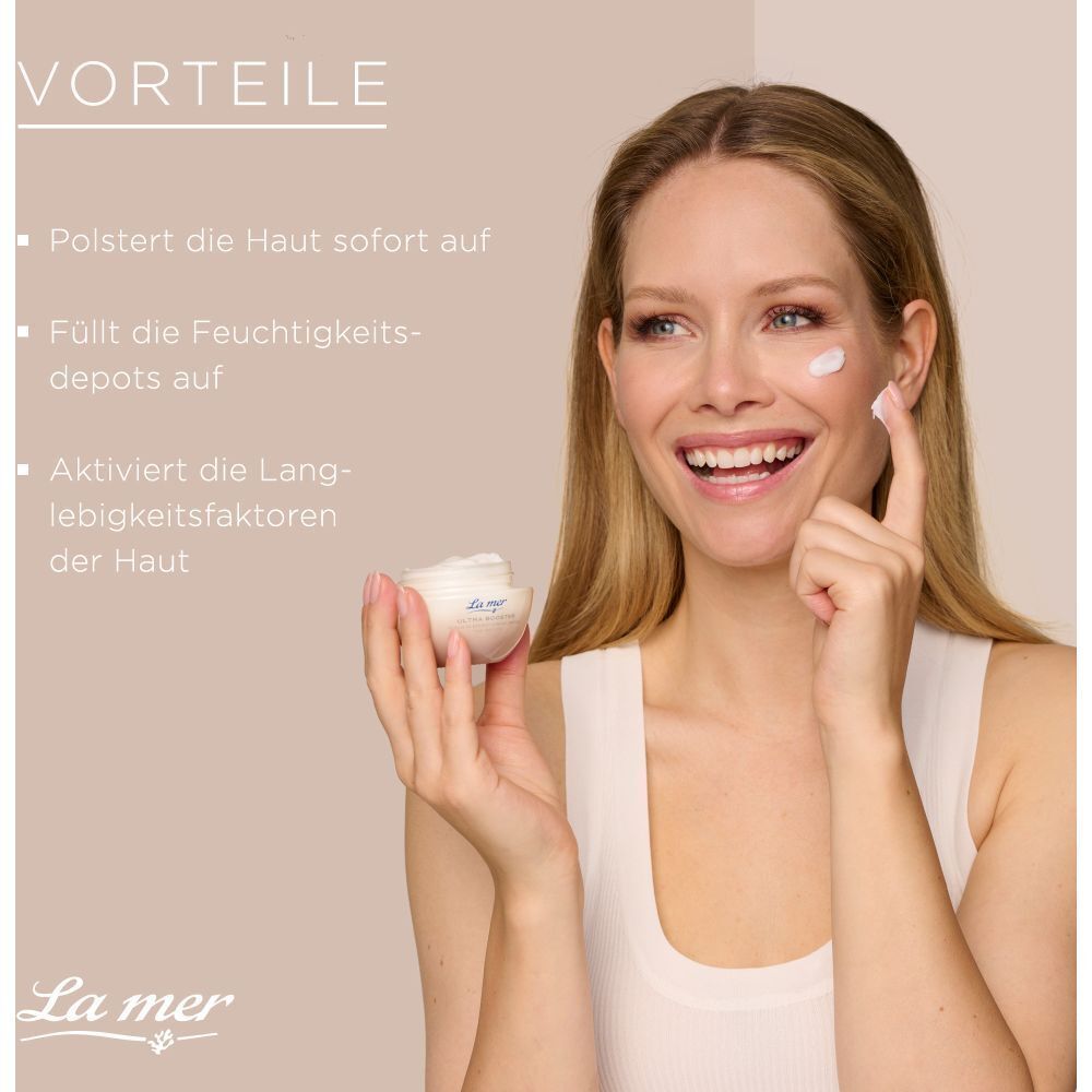 Frau trägt La mer Ultra Booster Creme auf.