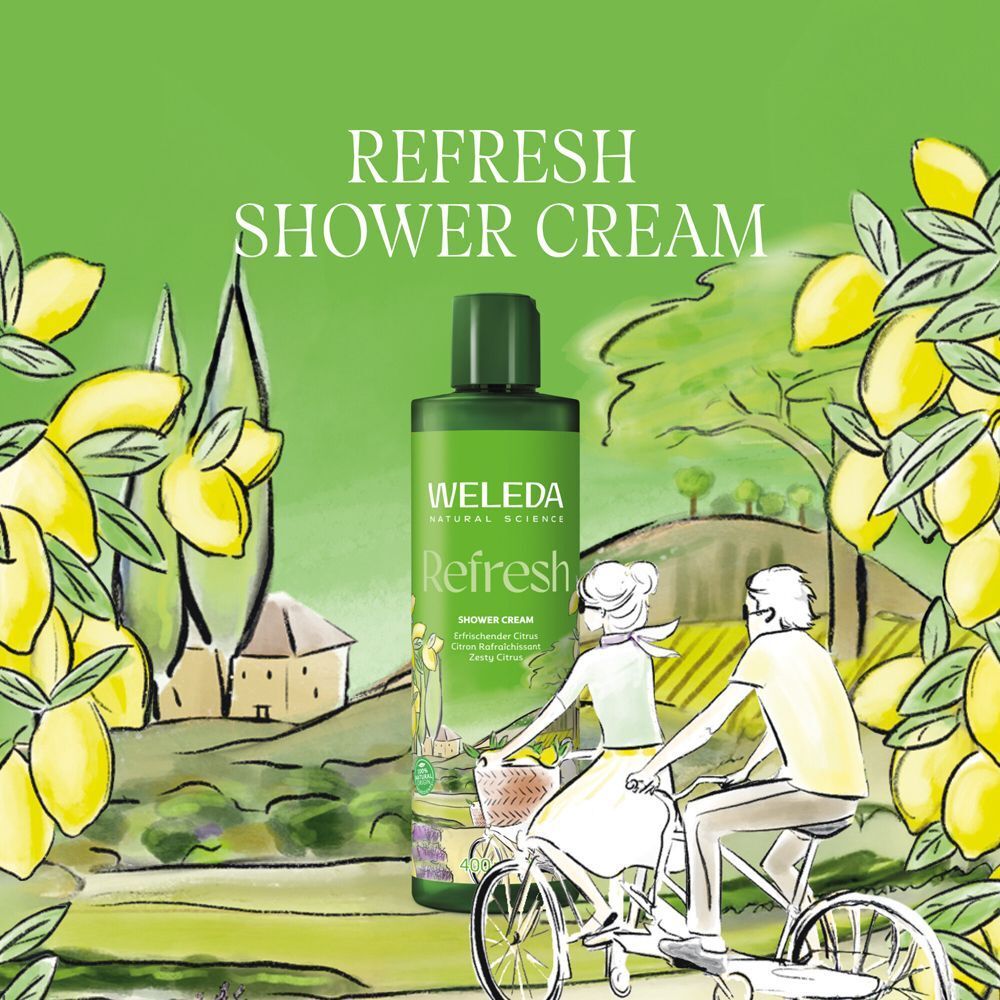 Weleda Refresh Duschcreme Flasche in einer sommerlichen Landschaft mit Zitronen.
