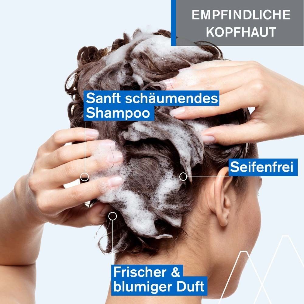 Hände waschen Schaum in das Haar einer Person mit empfindlicher Kopfhaut. Seifenfrei.