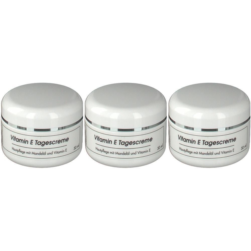 Drei weiße Tiegel Vitamin E Tagescreme mit silbernem Rand. Jede Dose enthält 50 ml.