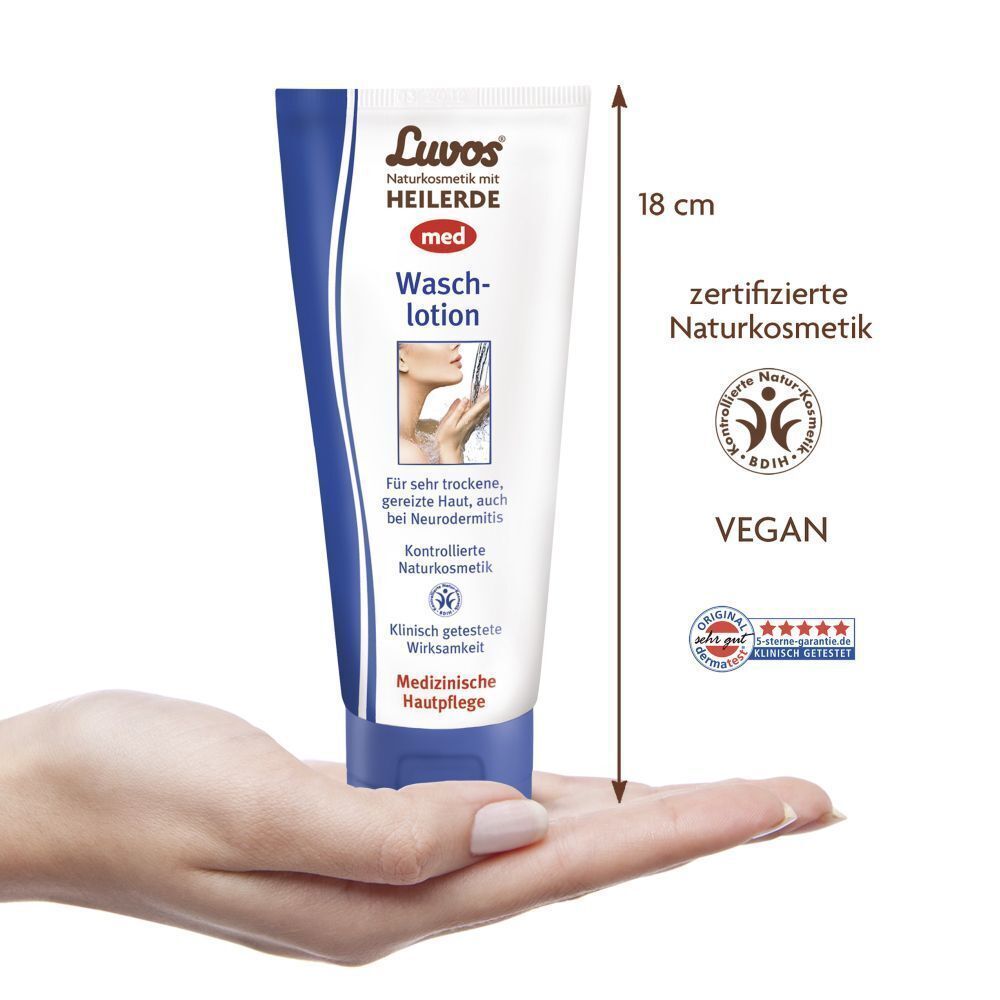 Luvos-Heilerde MED Wasch-lotion Tube in Hand. 18 cm Höhe. Zertifizierte Naturkosmetik.