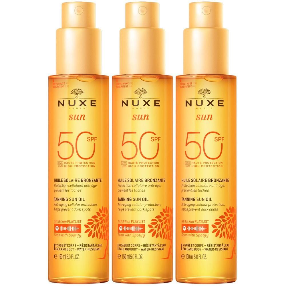 Drei Flaschen Nuxe Sun Sonnenöl LSF 50 mit Pumpspray-Applikator, goldgelbe Flüssigkeit.
