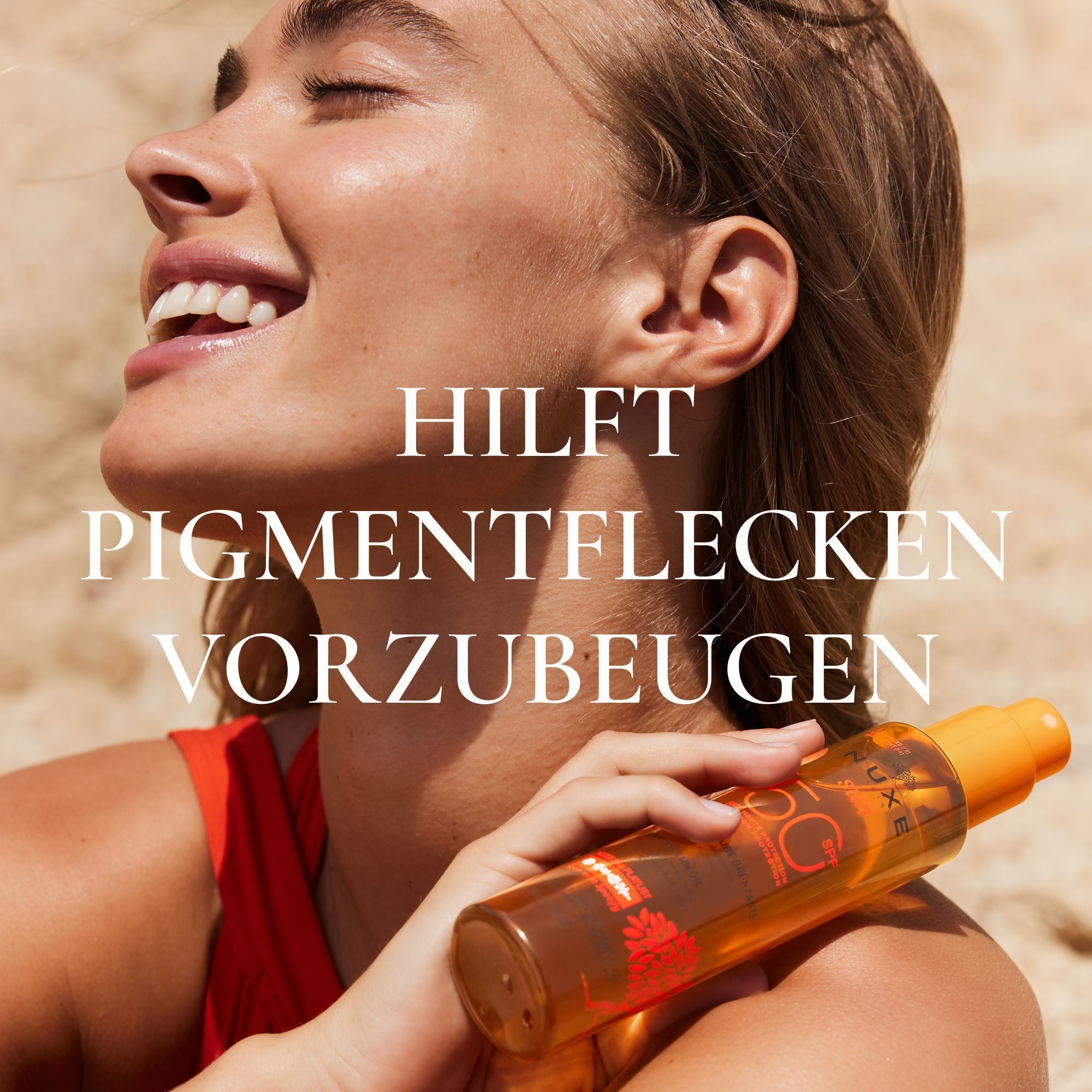 Frau mit geschlossenen Augen hält eine Flasche Nuxe Sun Sonnenöl LSF 50.