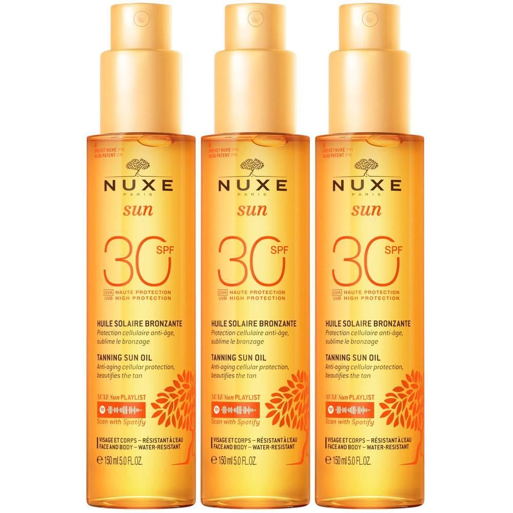 Drei Flaschen NUXE Sun Sonnenöl LSF 30 mit Pumpspray-Verschluss, goldgelbe Flüssigkeit.