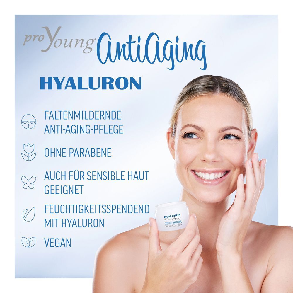Lächelnde Frau hält eine kleine Dose Hyaluron proYoung Anti-Aging Pflege. Links Icons für pflegend, parabenfrei, vegan.