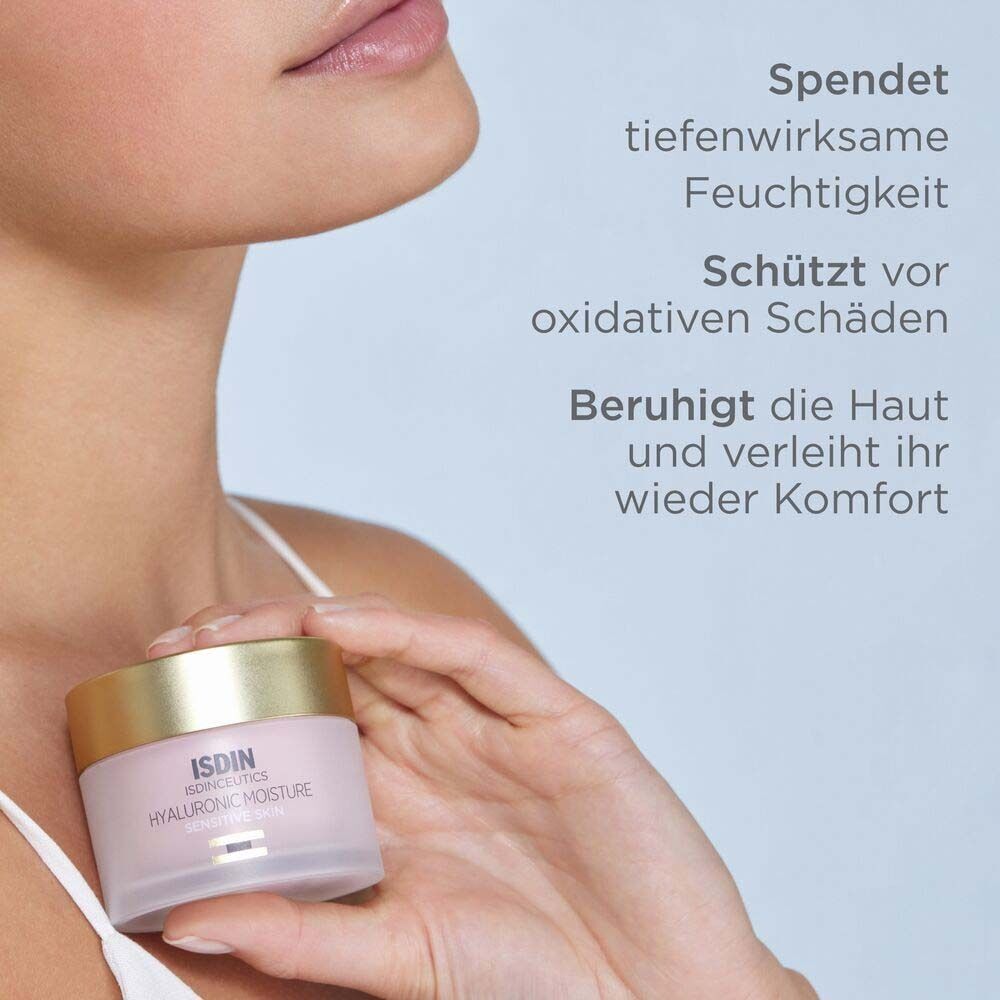 Frau hält einen ISDINCEUTICS Hyaluronic Moisture Cremetiegel, Text mit Vorteilen.