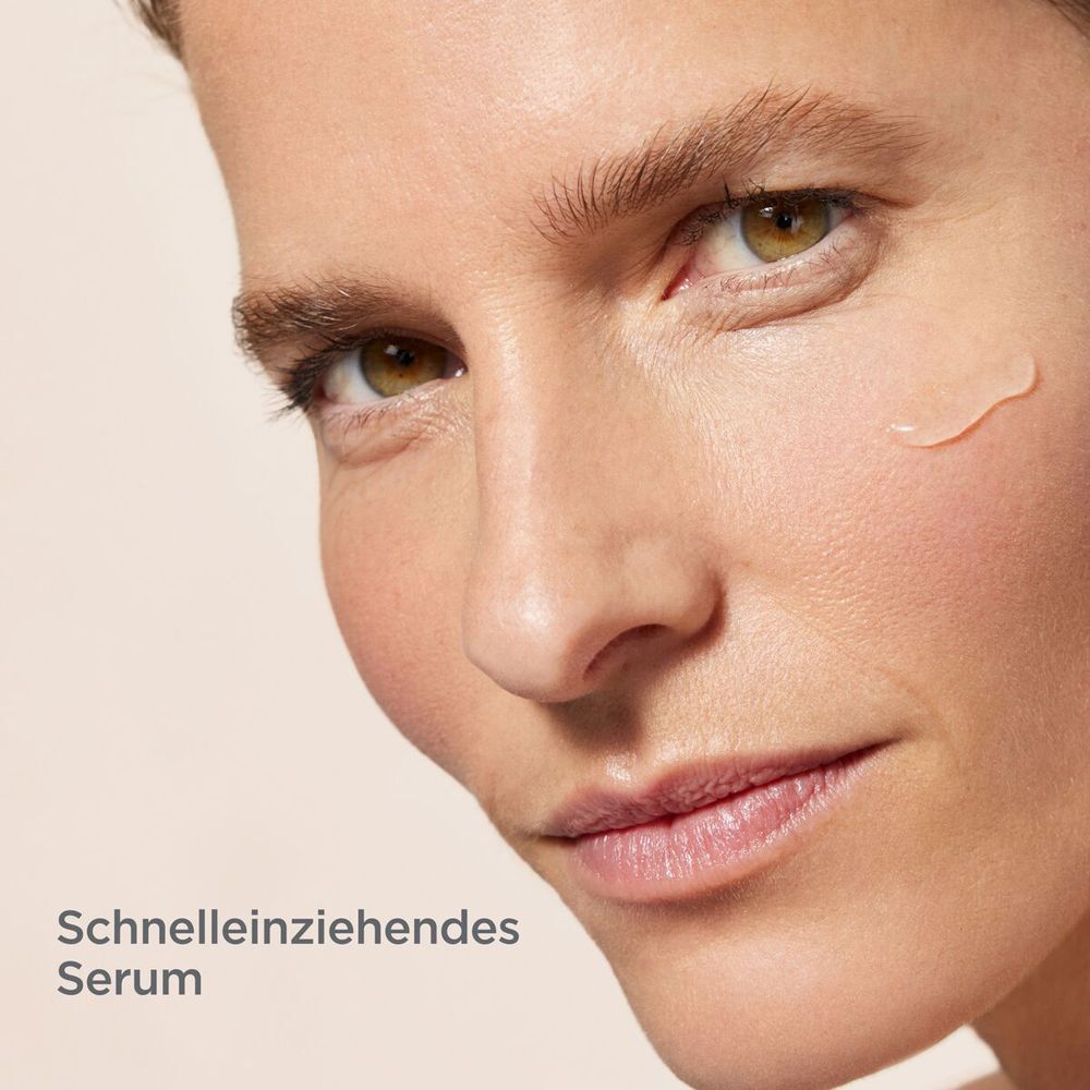 Nahaufnahme eines Gesichts mit einem Tropfen ISDINCEUTICS INSTANT FLASH Serum.