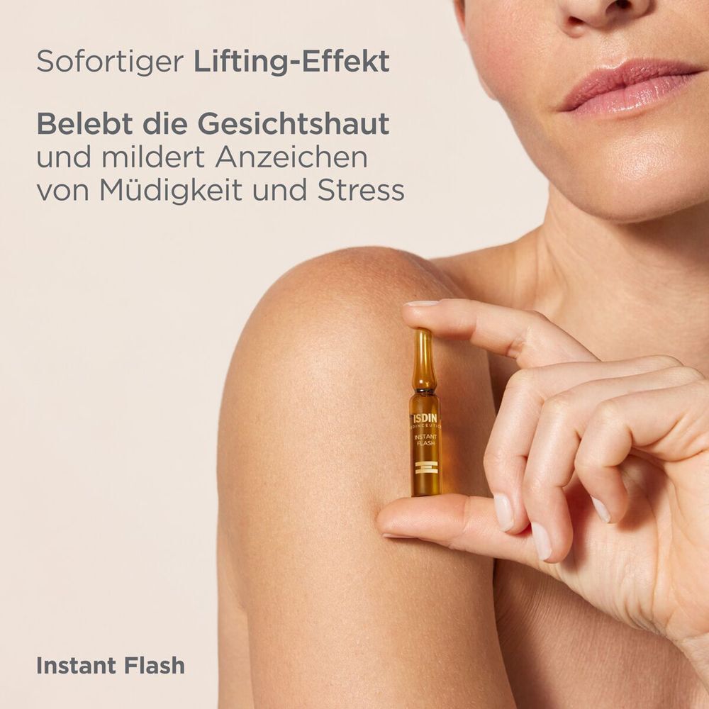 Frau hält eine Ampulle ISDINCEUTICS INSTANT FLASH. Text: Sofortiger Lifting-Effekt, belebt die Gesichtshaut.