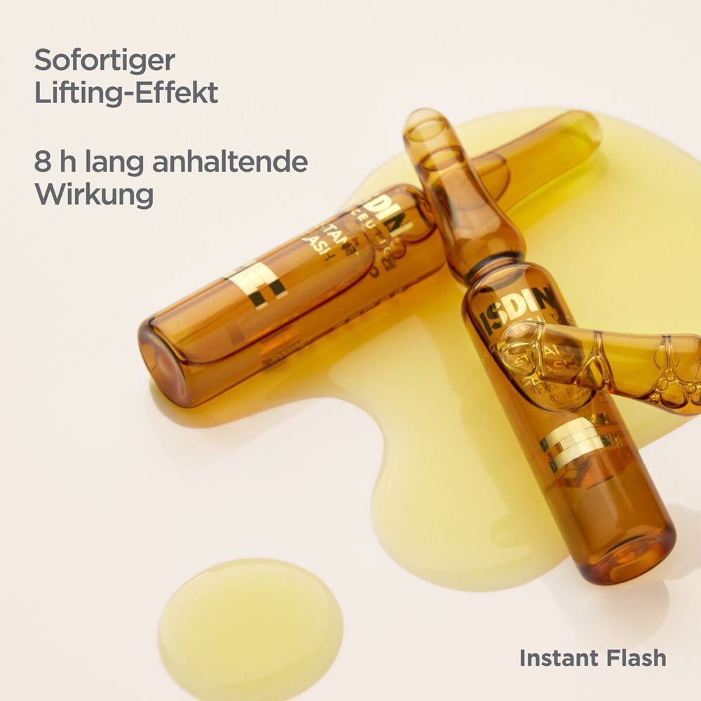 Zwei Ampullen ISDINCEUTICS INSTANT FLASH auf gelbem Serum. Text: 8h lang anhaltende Wirkung.