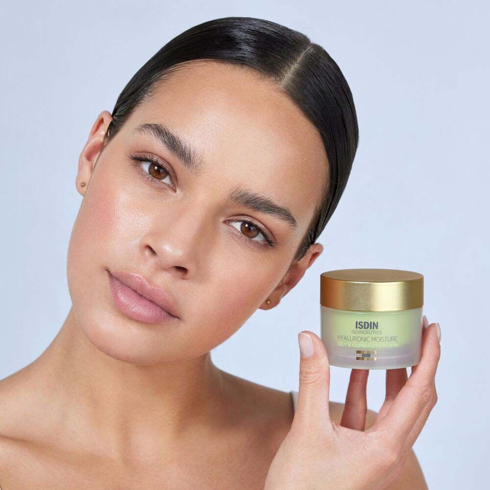 Frau hält einen ISDINCEUTICS Hyaluronic Moisture Tiegel.