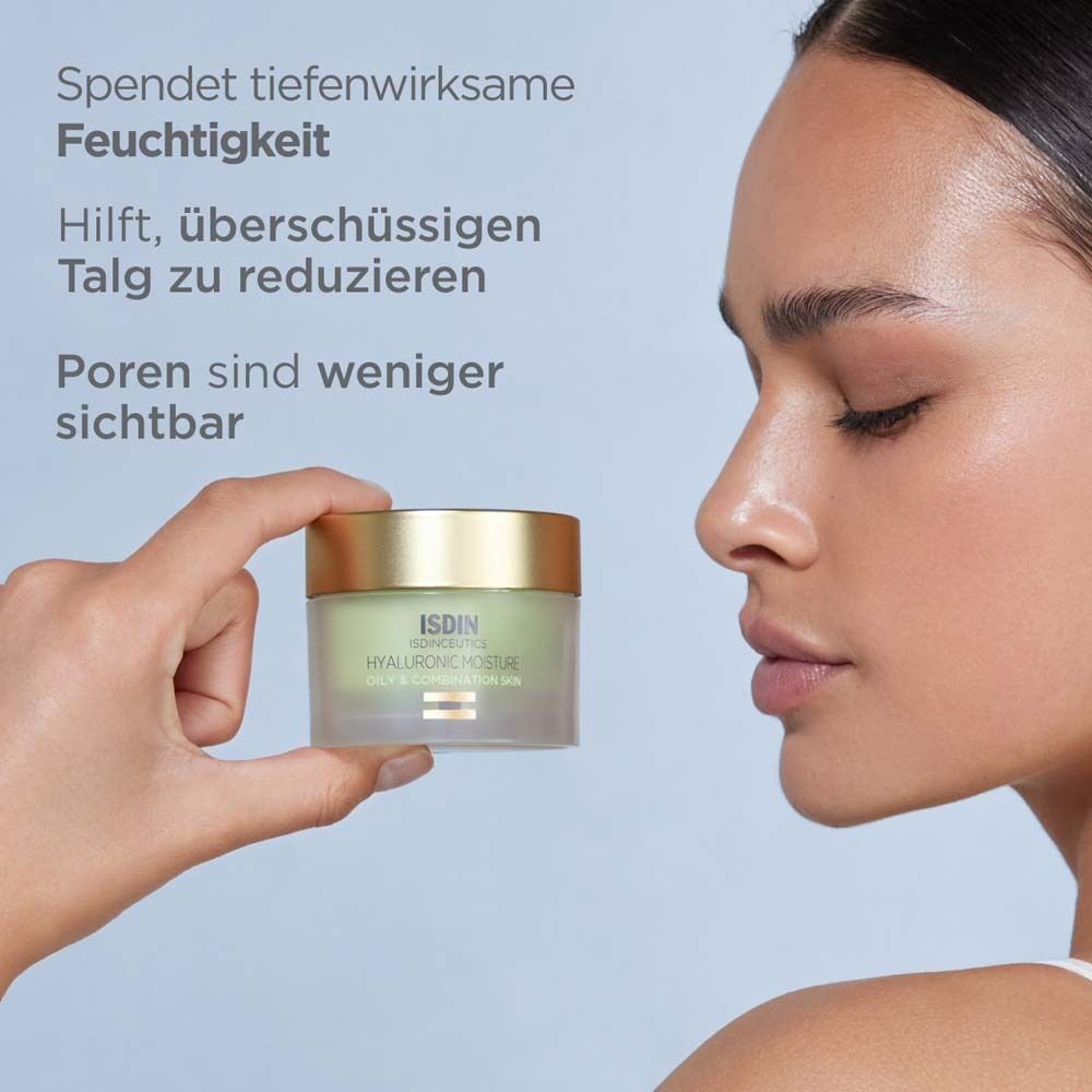 Frau hält ISDINCEUTICS Hyaluronic Moisture Tiegel, Text sagt: Spendet Feuchtigkeit, reduziert Talg, Poren sind weniger sichtbar.