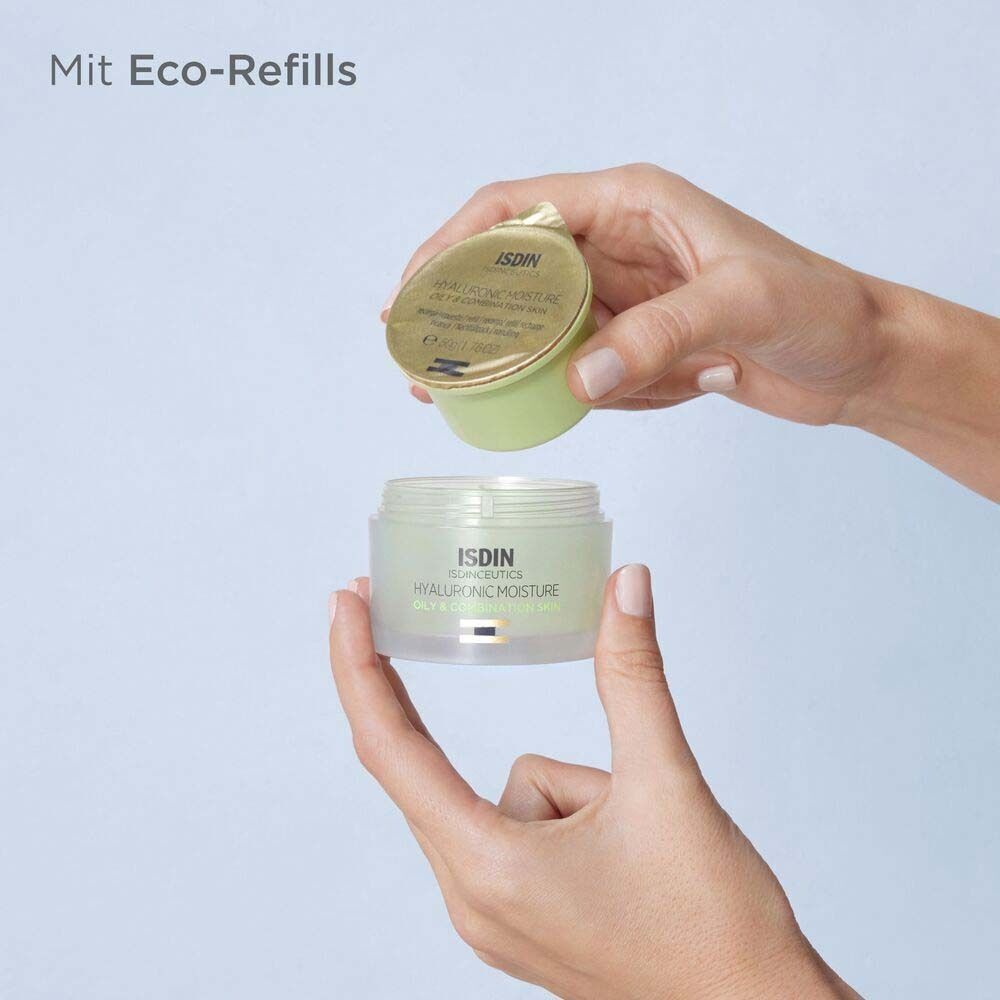 Hände wechseln den Eco-Refill des ISDINCEUTICS Hyaluronic Moisture Tiegels.