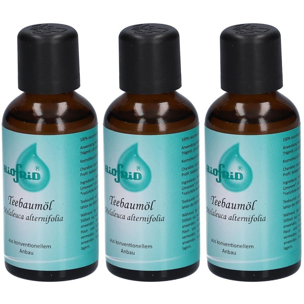 Drei Flaschen Biofrid Teebaumöl mit schwarzen Verschlüssen und Etiketten, die "Teebaumöl" und "Melaleuca alternifolia" zeigen.