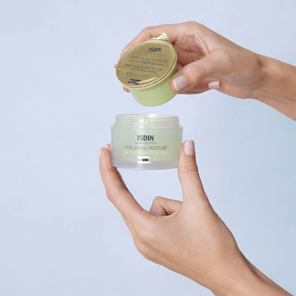 Hände öffnen einen ISDINCEUTICS Hyaluronic Moisture Cremetiegel.
