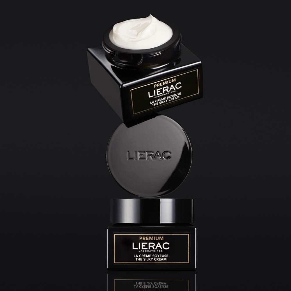 Offener LIERAC Premium Seidige Creme Tiegel mit sichtbarer Creme und geschlossenem Tiegel.