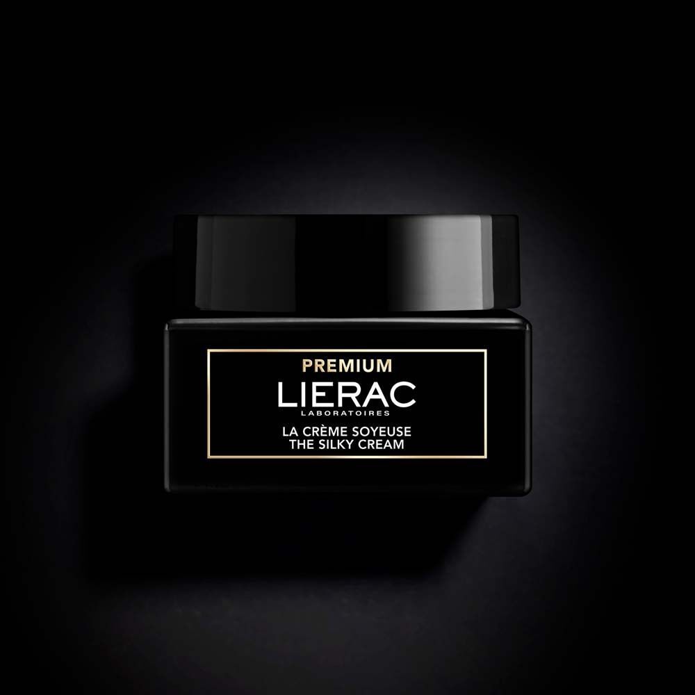Ein einzelner LIERAC Premium Seidige Creme Tiegel auf schwarzem Hintergrund.