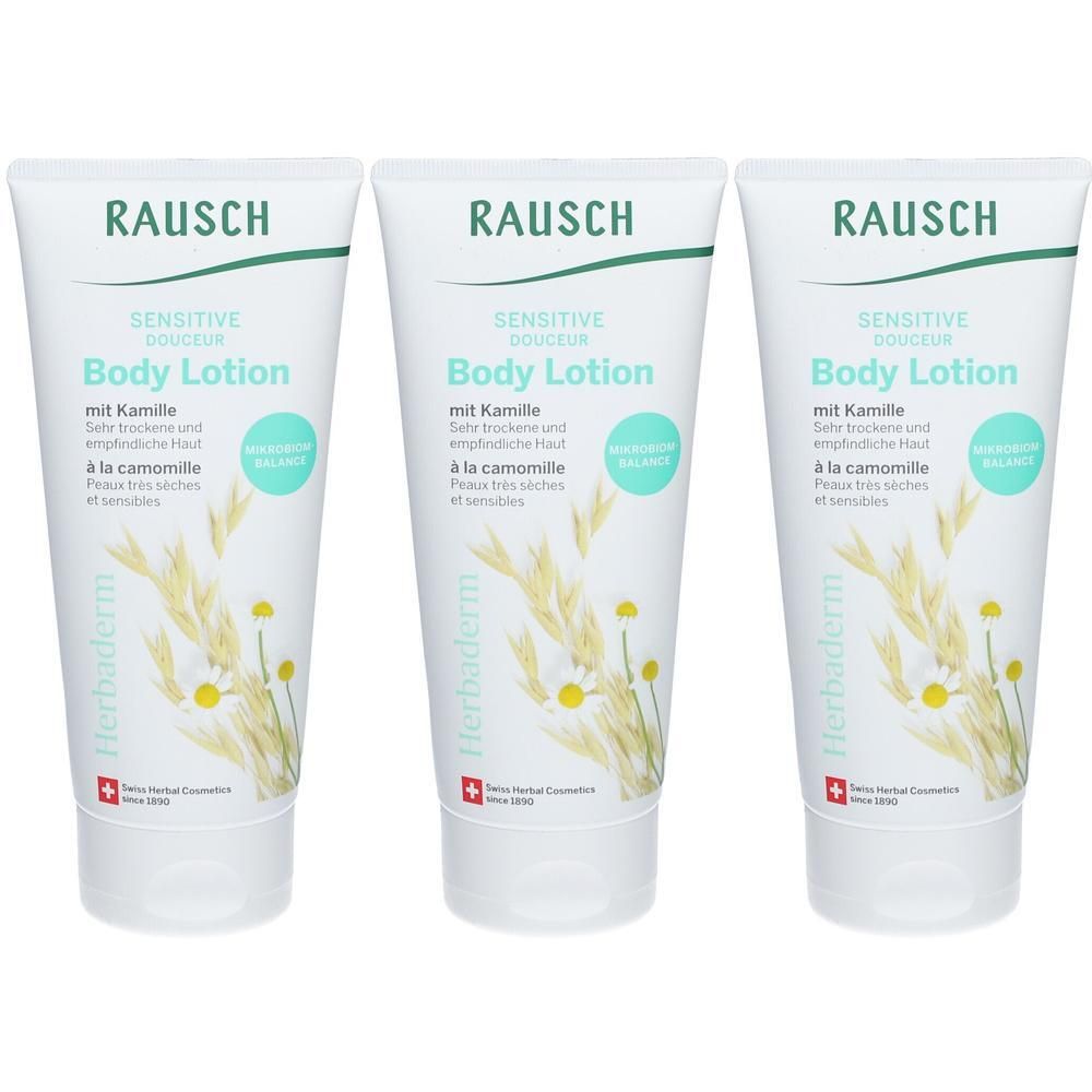 Drei Tuben RAUSCH Sensitive Bodylotion mit Kamille. Weiße Tuben mit grüner und hellblauer Beschriftung und Abbildung von Kamillenblüten und Gräsern.