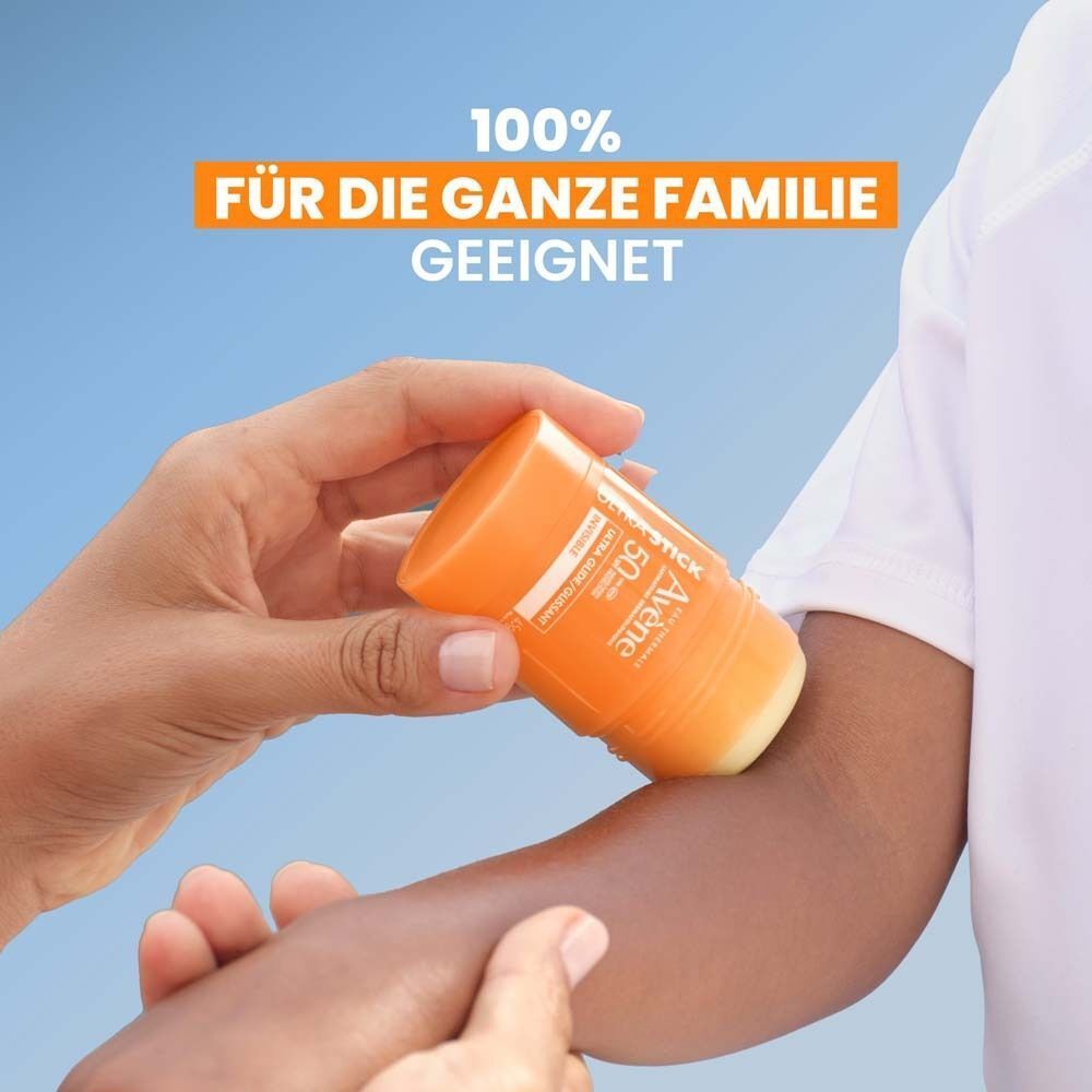 Hand trägt Avène Ultra Stick LSF 50 auf Arm auf, für die ganze Familie geeignet.