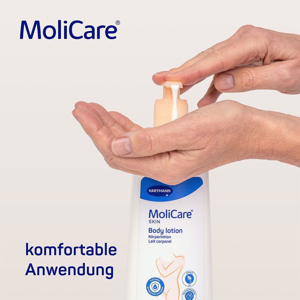 Eine Hand drückt den Pumpspender einer MoliCare Skin Körperlotion.
