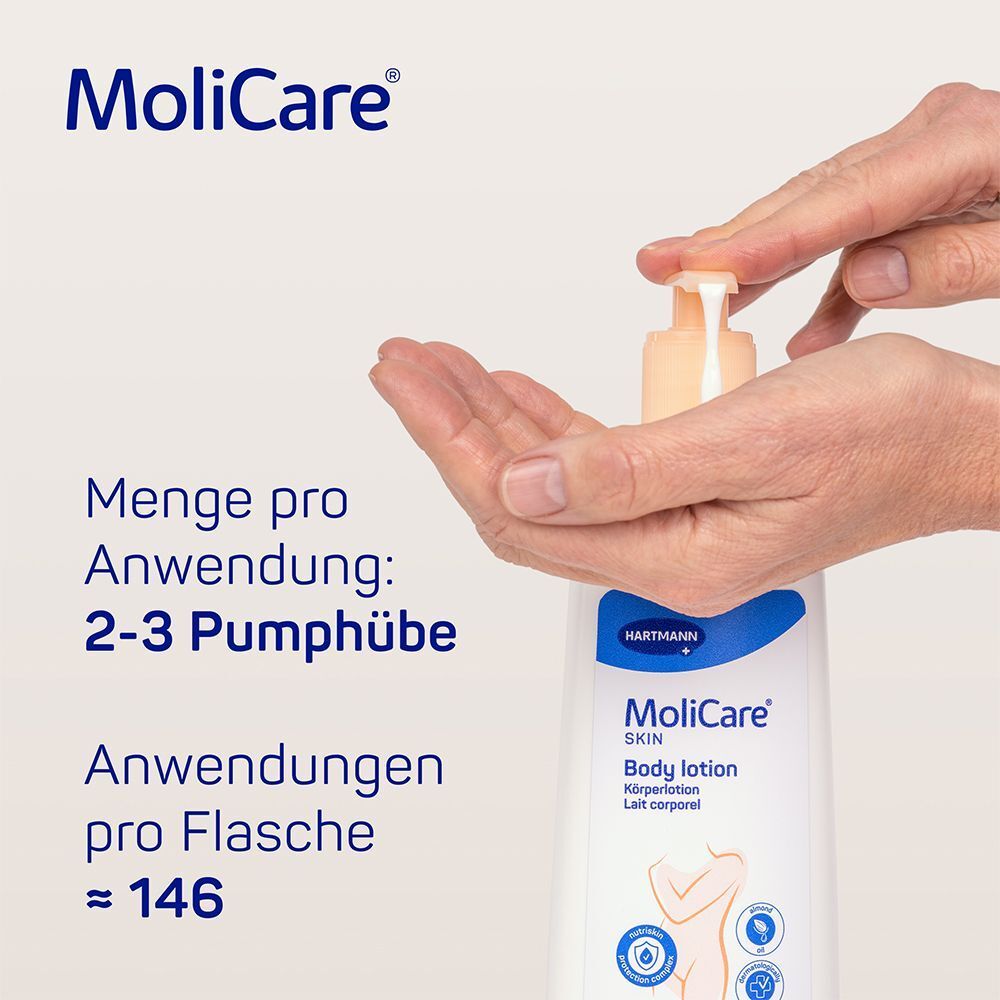 Eine Hand drückt den Pumpspender von MoliCare Skin Body Lotion in die andere Hand.