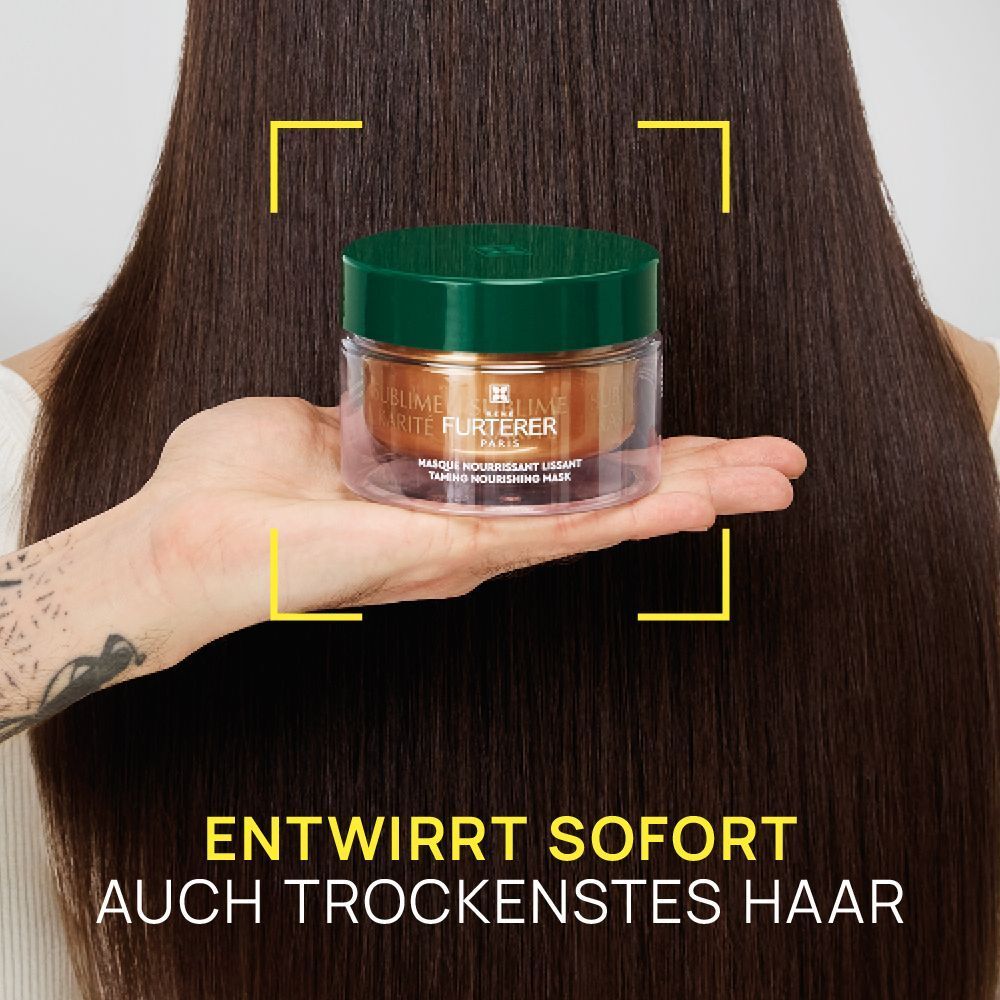 Eine Hand hält ein Glas der Sublime Karité Haarpflege-Maske vor langem, glänzendem Haar.