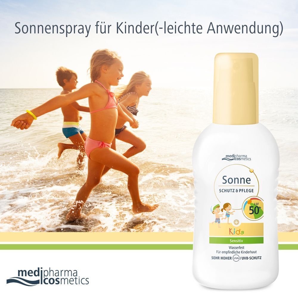Kinder rennen lachend am Strand. Daneben eine medipharma cosmetics Sonne Schutz & Pflege KIDS LSF 50+ Flasche.