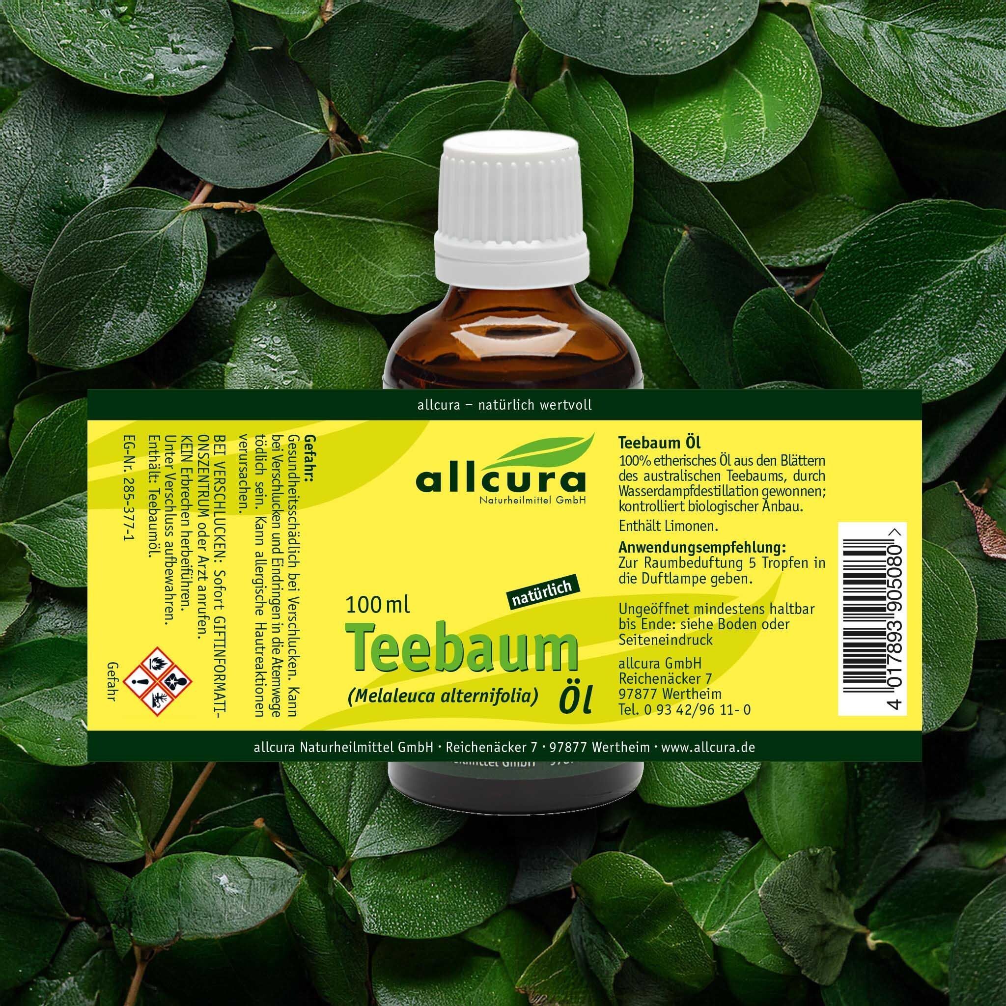 Flasche allcura Teebaum Öl (100ml) mit detaillierter Etikettierung, umgeben von grünen Blättern.