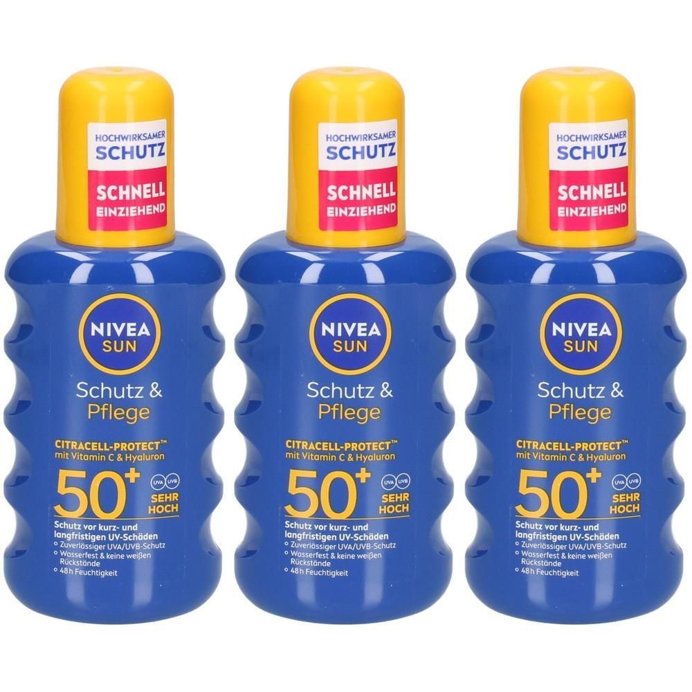 Drei NIVEA SUN Schutz & Pflege Sonnenspray Flaschen mit LSF 50. Blaue Flaschen mit gelben Verschlüssen.