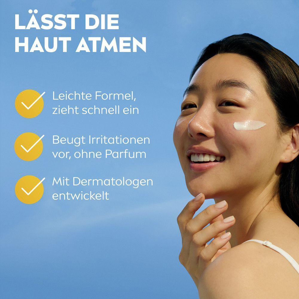 Frau trägt NIVEA SUN UV Gesicht Sensitiv auf, leichte Formel zieht schnell ein.