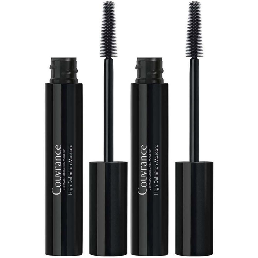 Zwei schwarze Tuben Avène Couvrance High Definition Mascara mit geöffneten Applikatoren.
