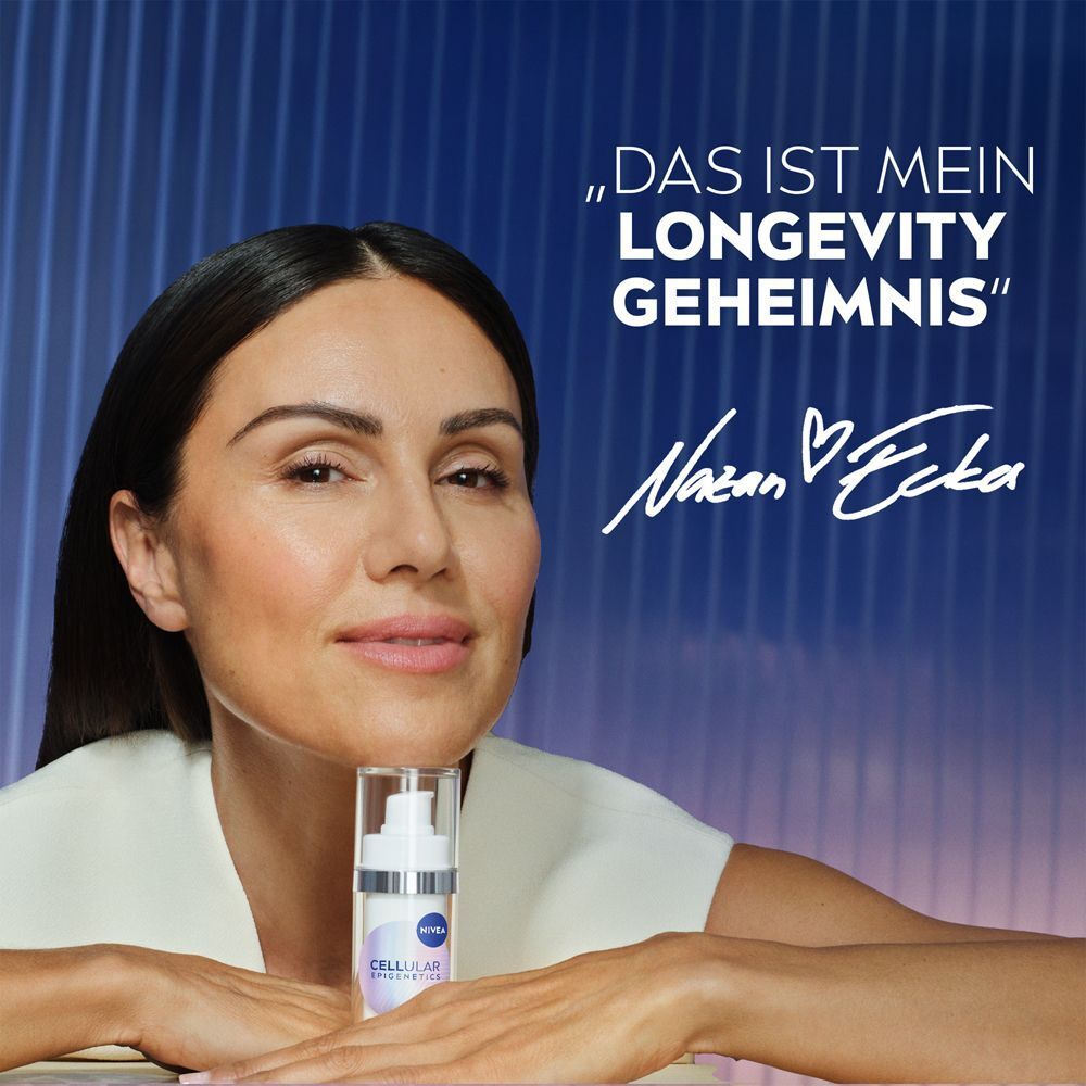 Frau hält NIVEA CELLULAR Verjüngendes Serum, nennt es ihr Langlebigkeitsgeheimnis.