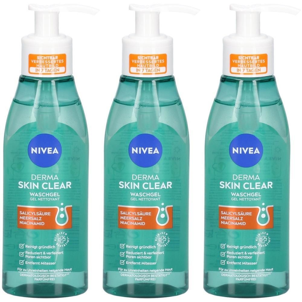 Drei NIVEA DERMA SKIN CLEAR Waschgel-Flaschen mit Pumpspendern. Klare Flüssigkeit in türkisfarbenen Flaschen.