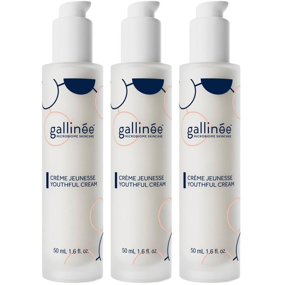 Drei Flaschen Gallinee Youthful Cream nebeneinander, weiße Pumpflaschen mit blau-rosa Design.