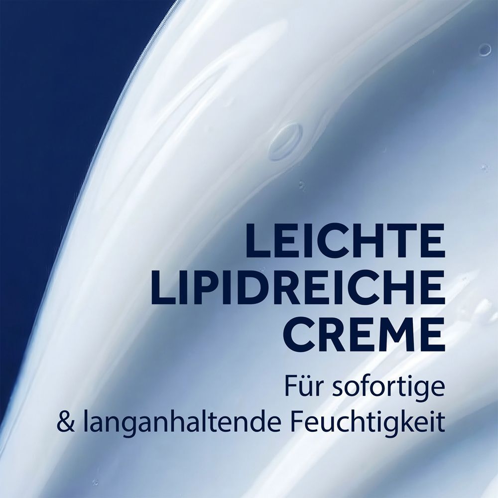 Nahaufnahme einer leichten, lipidreichen Creme mit Textur und Feuchtigkeitshinweis.