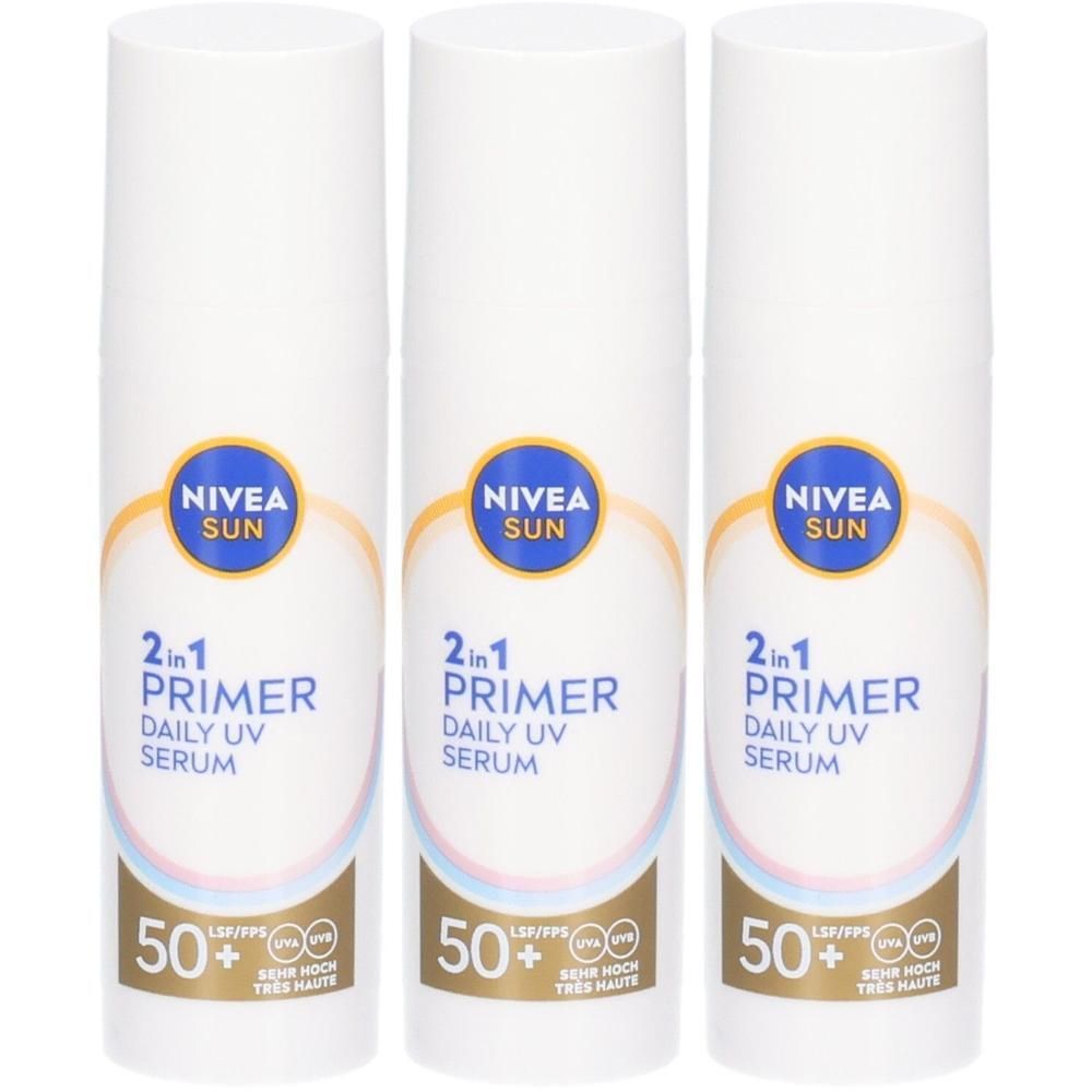 Drei weiße Flaschen NIVEA SUN 2in1 Primer Daily UV Serum LSF 50.