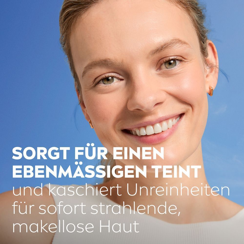 Frau mit NIVEA BB Tagespflege Hell, die für einen ebenmässigen Teint sorgt und Unreinheiten kaschiert.