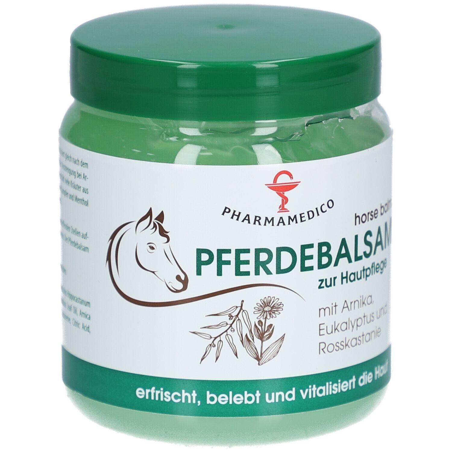 Pferdebalsam zur Hautpflege in einem grünen Tiegel mit Pharmamedico Logo und Pferdeabbildung.