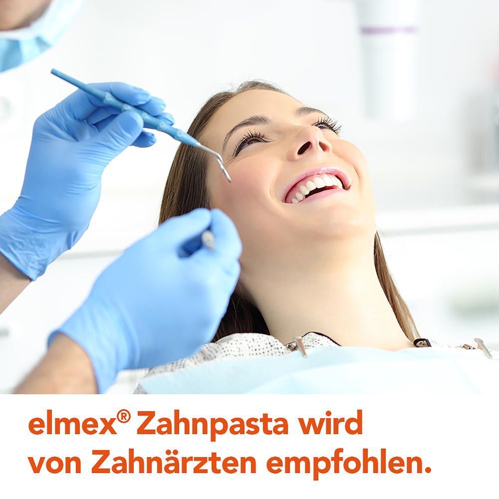 Zahnarzt untersucht lächelnde Patientin, die Elmex Zahnpasta wird von Zahnärzten empfohlen.