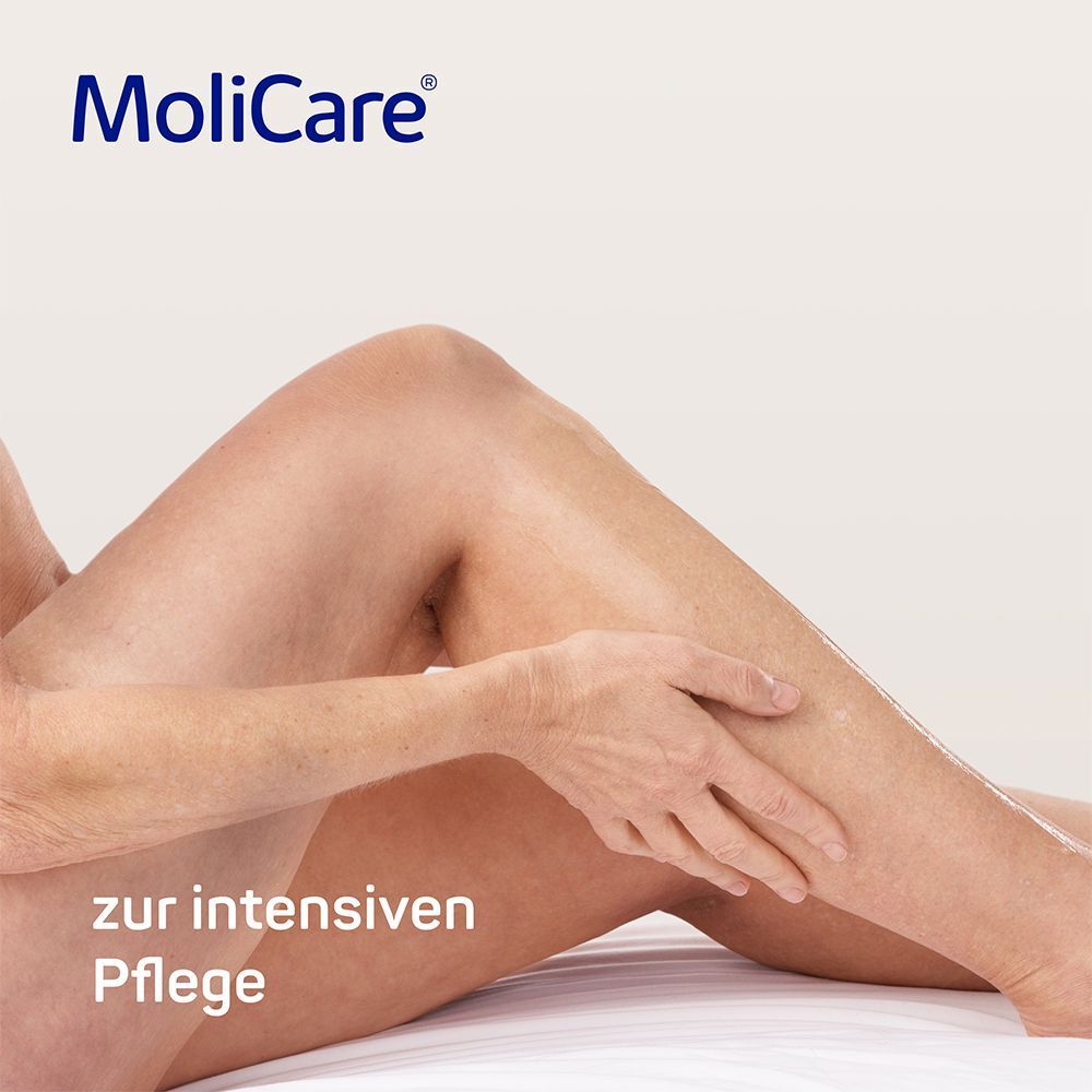 Nahaufnahme einer Person, die ihr Bein mit MoliCare Skin Hautpflegeöl einreibt.