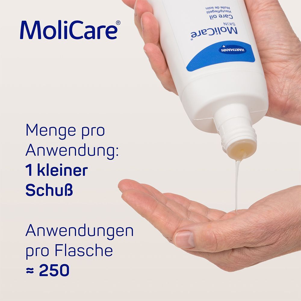 Eine Hand hält eine Flasche MoliCare Skin Hautpflegeöl, während Öl in die andere Hand getropft wird.