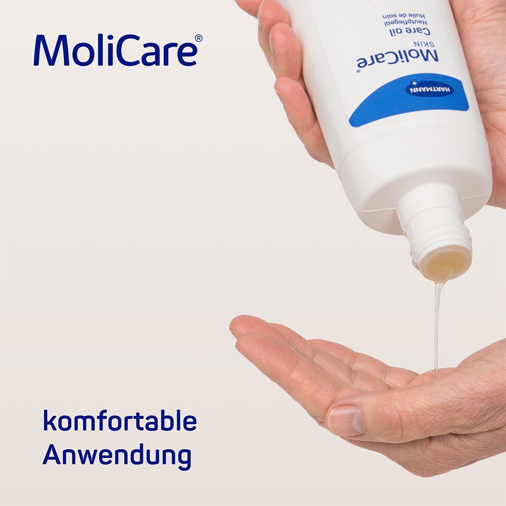 Eine Hand hält eine Flasche MoliCare Skin Hautpflegeöl für eine komfortable Anwendung.