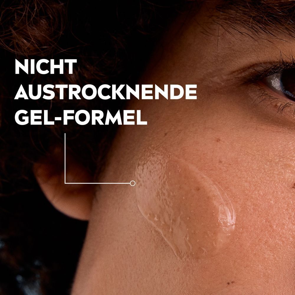 Gel-Formel des NIVEA MEN Sensitive Gesichtswaschgels auf Haut aufgetragen.